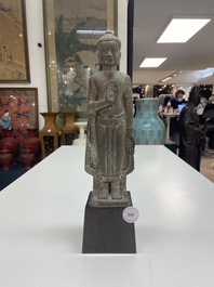 Een Khmer zandstenenen figuur van Boeddha, Thailand, Lopburi periode, 12/14e eeuw