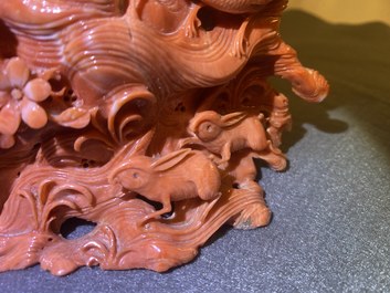 Un groupe figurant Guanyin en corail rouge sculpt&eacute;, Chine, 19/20&egrave;me