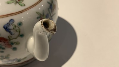 Zeven Chinese famille rose schotels, een theepot en een dekseldoos, 19e eeuw