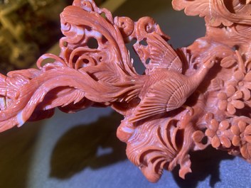 Un groupe figurant Guanyin en corail rouge sculpt&eacute;, Chine, 19/20&egrave;me