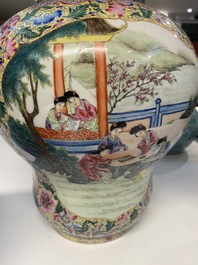 Een paar Chinese famille rose dekselvazen, Qianlong merk, Republiek