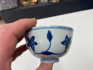 Een Chinese blauw-witte 'paleis' kom, Kangxi