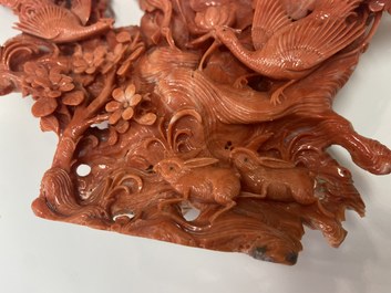 Un groupe figurant Guanyin en corail rouge sculpt&eacute;, Chine, 19/20&egrave;me
