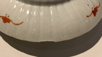 Zeven Chinese famille rose schotels, een theepot en een dekseldoos, 19e eeuw