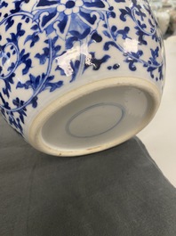 Drie Chinese blauw-witte dekselpotten met florale slingers, 19e eeuw
