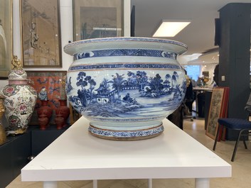 Een grote Chinese blauw-witte viskom met landschapsdecor, Qianlong