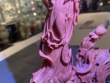 Un groupe figurant Guanyin en corail rouge sculpt&eacute;, Chine, 19/20&egrave;me