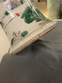 A Chinese famille verte 'battle scene' vase, 19th C.