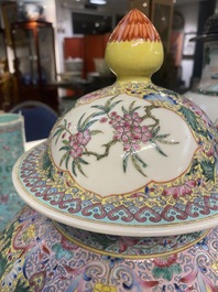 Een paar Chinese famille rose dekselvazen, Qianlong merk, Republiek