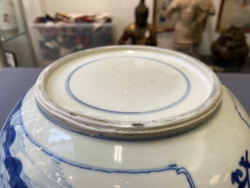 Een Chinese blauw-witte kom met figuren in een landschap, Kangxi