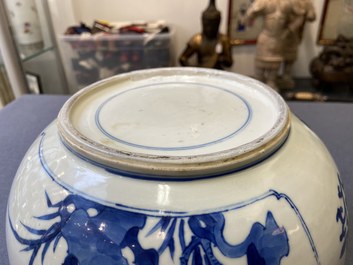 Een Chinese blauw-witte kom met figuren in een landschap, Kangxi