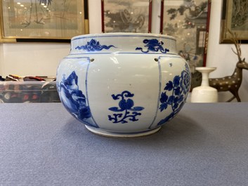 Een Chinese blauw-witte kom met figuren in een landschap, Kangxi
