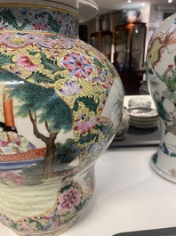 Een paar Chinese famille rose dekselvazen, Qianlong merk, Republiek