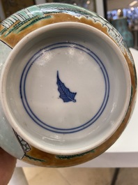 Un bol en biscuit &eacute;maill&eacute; vert sur socle en bois, Chine, 19&egrave;me