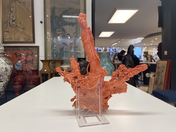 Un groupe figurant Guanyin en corail rouge sculpt&eacute;, Chine, 19/20&egrave;me
