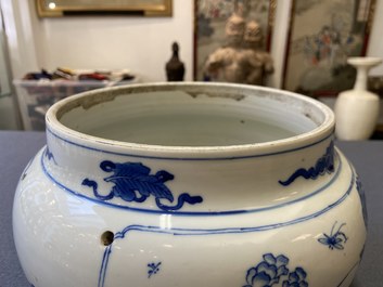 Een Chinese blauw-witte kom met figuren in een landschap, Kangxi