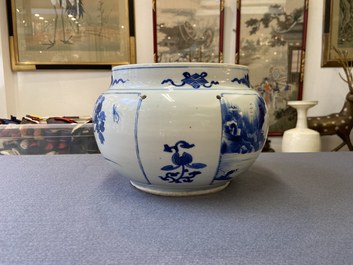 Een Chinese blauw-witte kom met figuren in een landschap, Kangxi