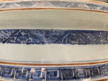 Een grote Chinese blauw-witte viskom met landschapsdecor, Qianlong