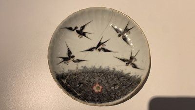 Zeven Chinese famille rose schotels, een theepot en een dekseldoos, 19e eeuw