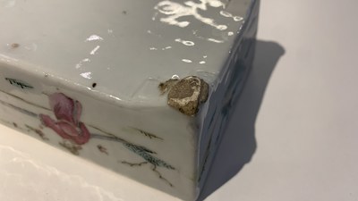 Een diverse collectie Chinees blauw-wit en famille rose porselein, 19/20e eeuw
