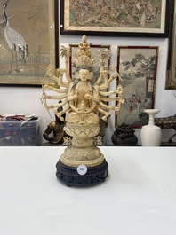 Une grande figure d'Avalokitesvare en ivoire sculpt&eacute;, Chine, 19&egrave;me