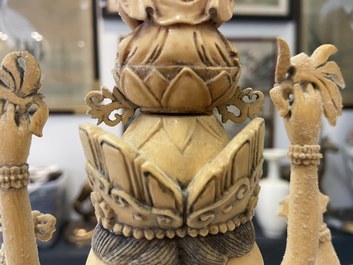 Une grande figure d'Avalokitesvare en ivoire sculpt&eacute;, Chine, 19&egrave;me