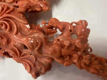 Un groupe figurant Guanyin en corail rouge sculpt&eacute;, Chine, 19/20&egrave;me
