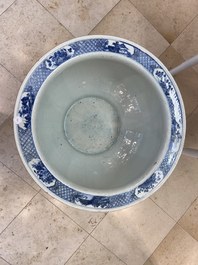 Een grote Chinese blauw-witte viskom met landschapsdecor, Qianlong