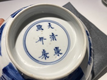 Een Chinese blauw-witte 'klapmuts' kom, Kangxi merk en periode