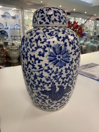 Drie Chinese blauw-witte dekselpotten met florale slingers, 19e eeuw