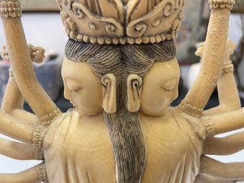 Une grande figure d'Avalokitesvare en ivoire sculpt&eacute;, Chine, 19&egrave;me