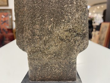Een Khmer zandstenenen figuur van Boeddha, Thailand, Lopburi periode, 12/14e eeuw
