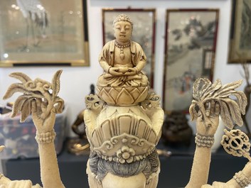 Une grande figure d'Avalokitesvare en ivoire sculpt&eacute;, Chine, 19&egrave;me