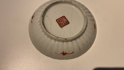 Zeven Chinese famille rose schotels, een theepot en een dekseldoos, 19e eeuw