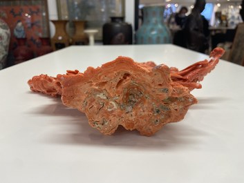 Un groupe figurant Guanyin en corail rouge sculpt&eacute;, Chine, 19/20&egrave;me