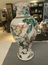 A Chinese famille verte 'battle scene' vase, 19th C.