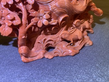 Un groupe figurant Guanyin en corail rouge sculpt&eacute;, Chine, 19/20&egrave;me