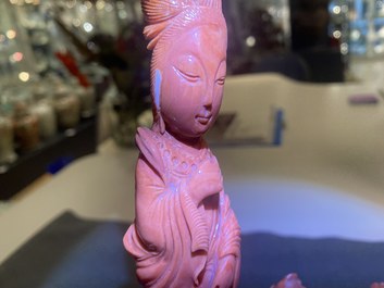 Un groupe figurant Guanyin en corail rouge sculpt&eacute;, Chine, 19/20&egrave;me