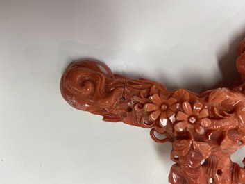 Un groupe figurant Guanyin en corail rouge sculpt&eacute;, Chine, 19/20&egrave;me