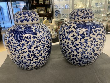 Drie Chinese blauw-witte dekselpotten met florale slingers, 19e eeuw