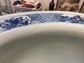 Een grote Chinese blauw-witte viskom met landschapsdecor, Qianlong