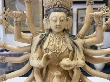 Une grande figure d'Avalokitesvare en ivoire sculpt&eacute;, Chine, 19&egrave;me
