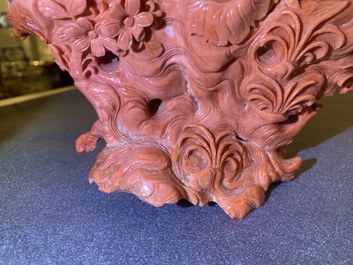Un groupe figurant Guanyin en corail rouge sculpt&eacute;, Chine, 19/20&egrave;me