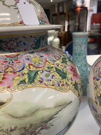 Een paar Chinese famille rose dekselvazen, Qianlong merk, Republiek