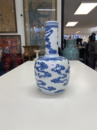 Een Chinese blauw-witte 'Bleu de Hue' vaas voor de Vietnamese markt, Kangxi