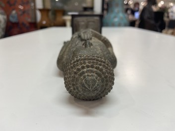 Een Khmer zandstenenen figuur van Boeddha, Thailand, Lopburi periode, 12/14e eeuw