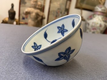 Een Chinese blauw-witte 'paleis' kom, Kangxi