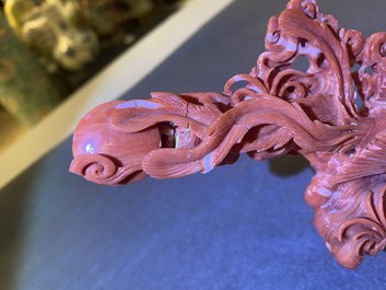 Un groupe figurant Guanyin en corail rouge sculpt&eacute;, Chine, 19/20&egrave;me