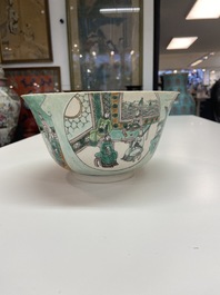 Un bol en biscuit &eacute;maill&eacute; vert sur socle en bois, Chine, 19&egrave;me