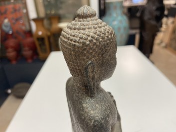 Een Khmer zandstenenen figuur van Boeddha, Thailand, Lopburi periode, 12/14e eeuw